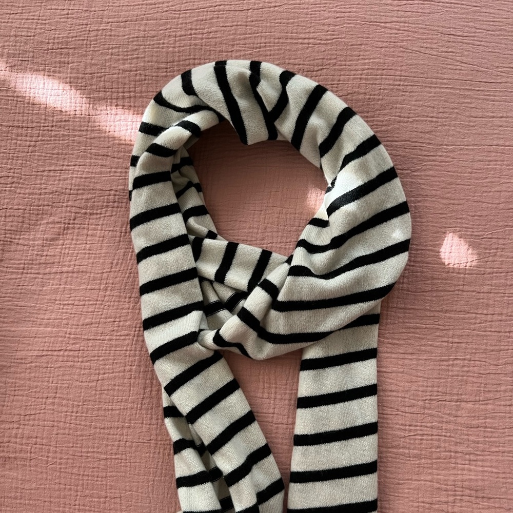 100% cashmere scarf, new without tag